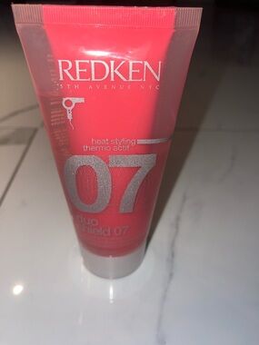 Redken Heat Styling Duo Shield 07 – Bright Red Tube